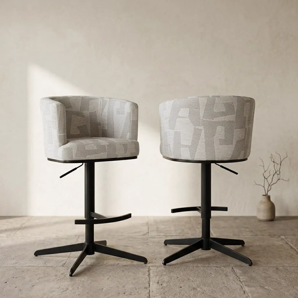 Zwei Barhocker Cheyenne beige graffic swivel in einer Studio-Umgebung mit heller Wand und Boden - Richmond Interiors