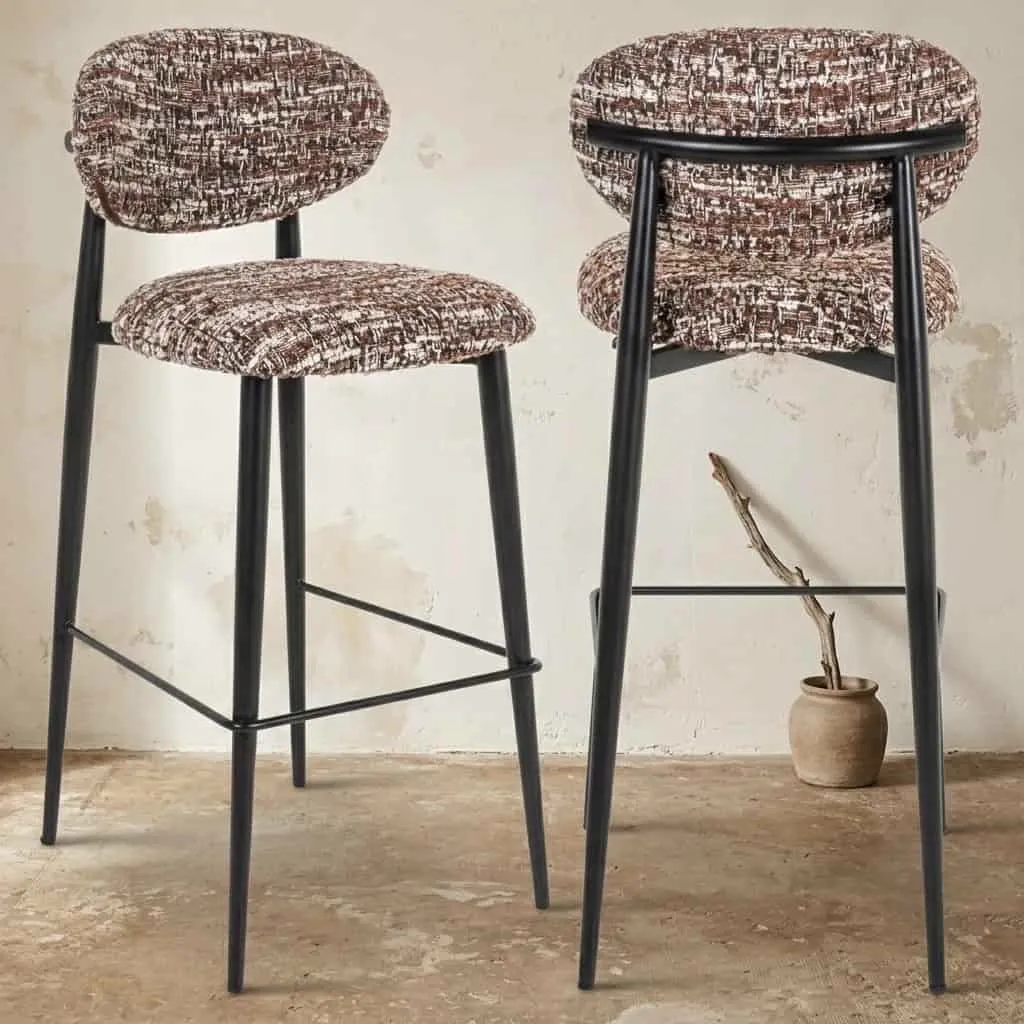 Zwei Barhocker Dantes hazel Barhocker mit Stoffbezug und Rückenlehne, stehend in einer Studio-Umgebung - Richmond Interiors