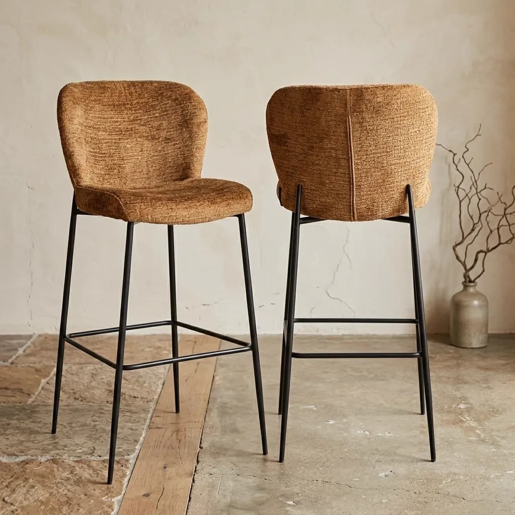 Zwei Barhocker Darby Cognac Fusion mit schwarzen Beinen stehen in einer Studio-Umgebung - Richmond Interiors
