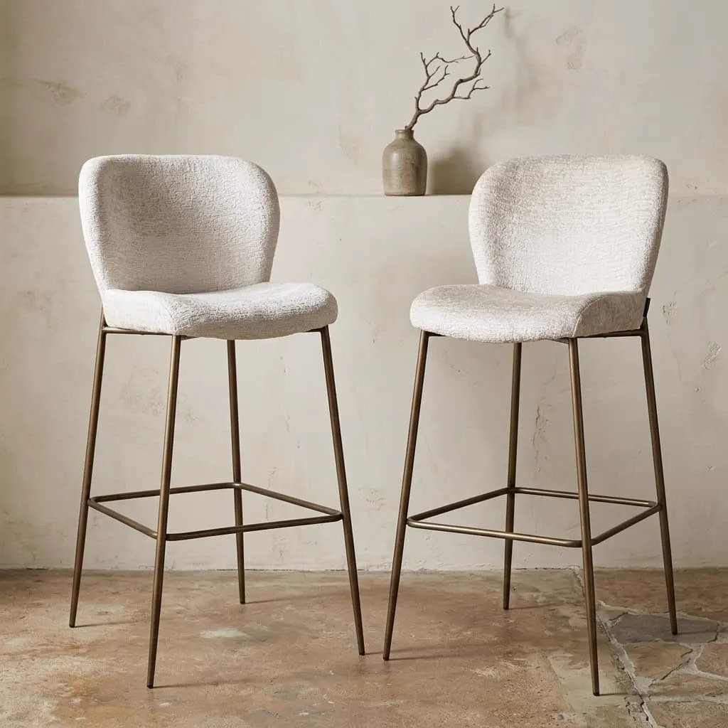 Zwei Barhocker Darby cream fusion Stühle mit Metallgestell in einer hellen Studio-Umgebung - Richmond Interiors