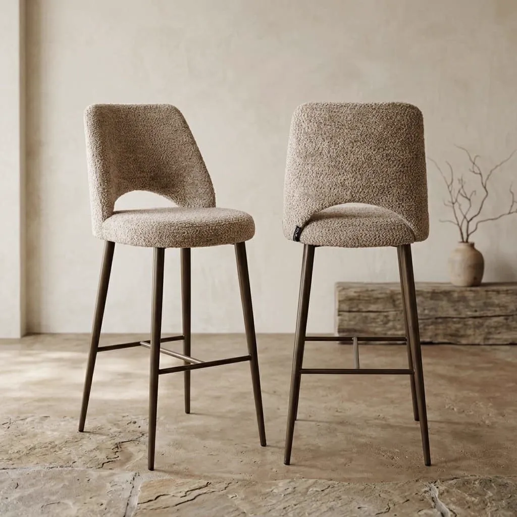 Zwei Barhocker Delphine lovely nature fire retardant mit offener Rückenlehne in einer Studio-Umgebung - Richmond Interiors