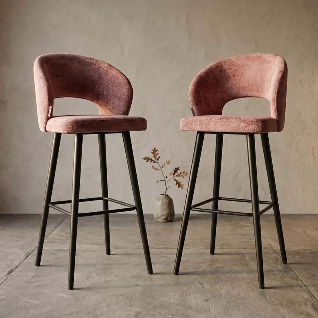 Zwei Barhocker Savoy Customized Flammschutz mit rosa Polsterung und dunklen Beinen in einer Studio-Umgebung - Richmond Interiors