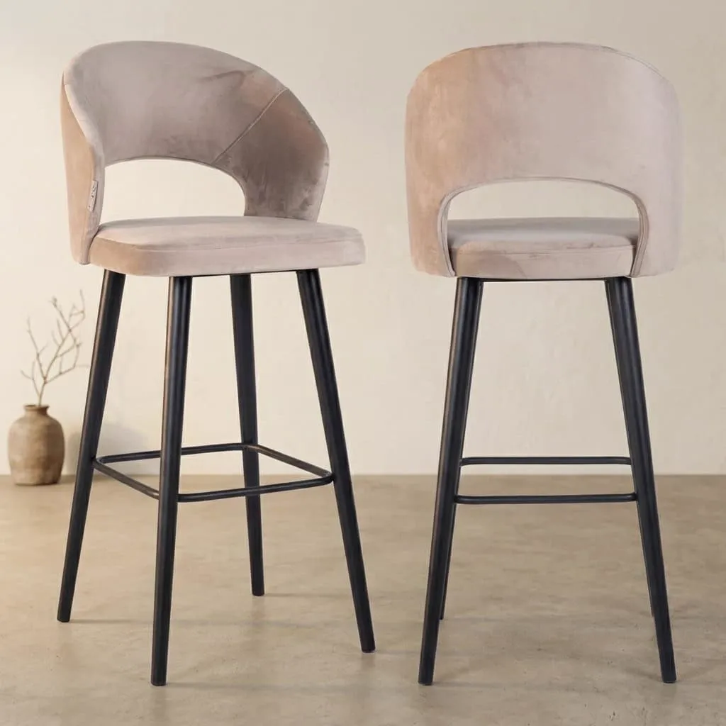 Zwei Barhocker Savoy khaki Samt Stühle mit schwarzen Beinen, schräg von vorne fotografiert in einem Studio - Richmond Interiors