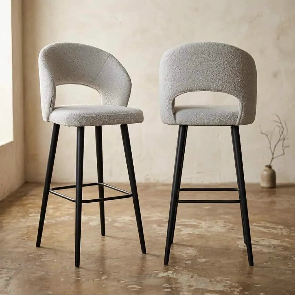 Zwei Barhocker Savoy White Bouclé mit schwarzen Beinen in einer hellen Studio-Umgebung, schräg von vorne fotografiert - Richmond Interiors