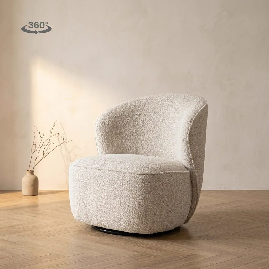 Der drehbare Belvi Sessel aus cremefarbenem Stoff steht in einem hellen Studio mit Holzboden - Tower Living