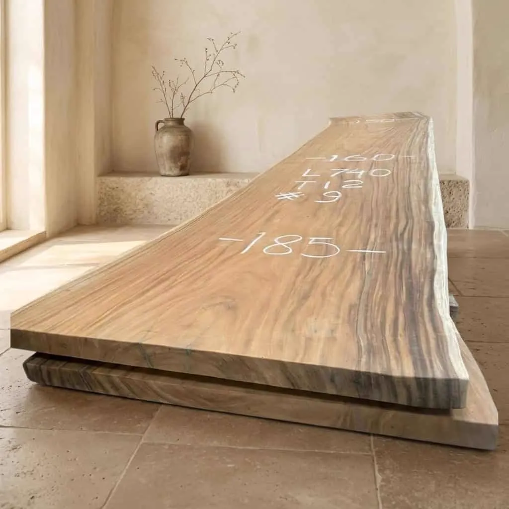 Baumstammplatte Bali Suarholz 7,4 Meter in einem hellen, minimalistischen Studio mit einer Vase im Hintergrund - World of Brosi