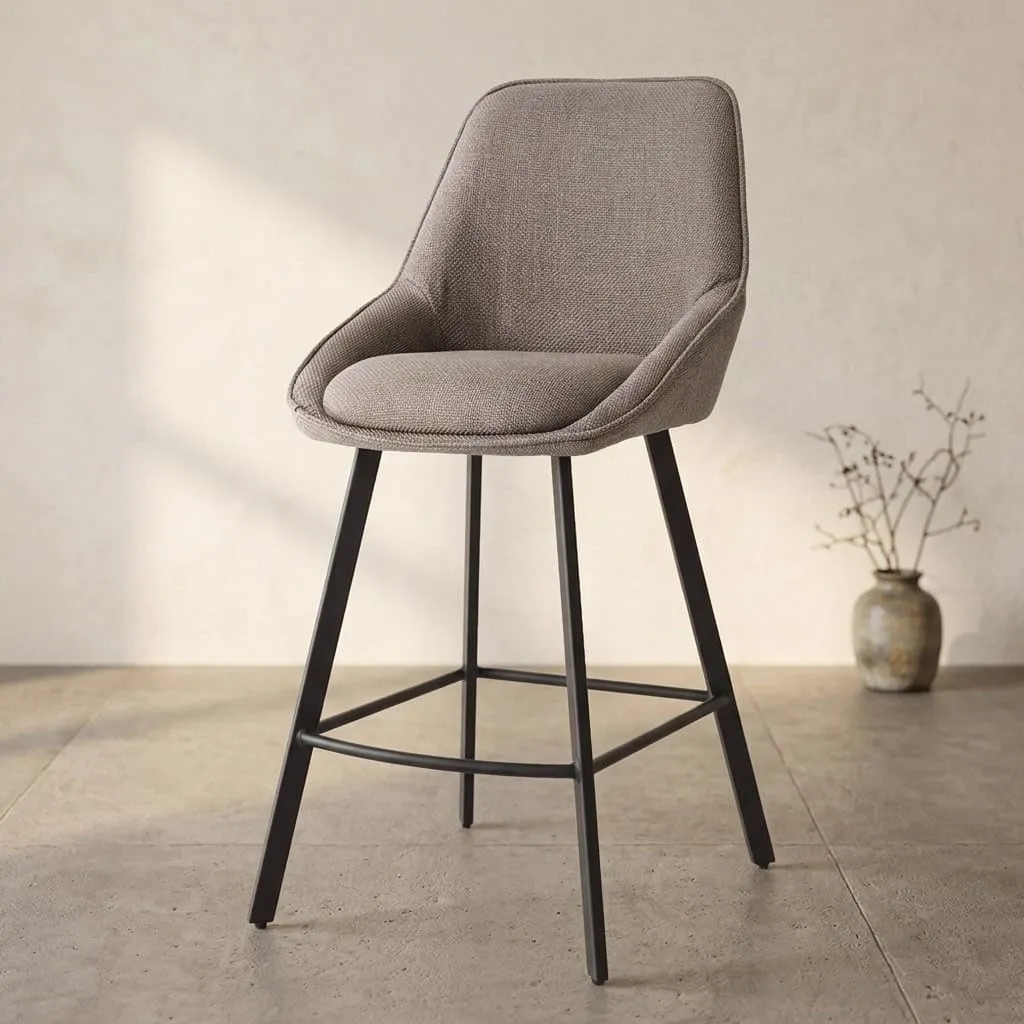 De Borgo Barstoel in beige-grijs met zwarte poten, schuin van voren gefotografeerd in een studio-setting - Tower Living