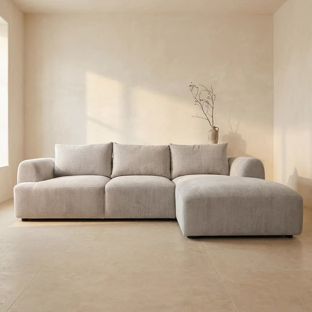 De Canterbury 2.5-AL + Chaise R - Mona 110 Sand bank in een lichte woonkamer met een vaas en takken - Tower Living