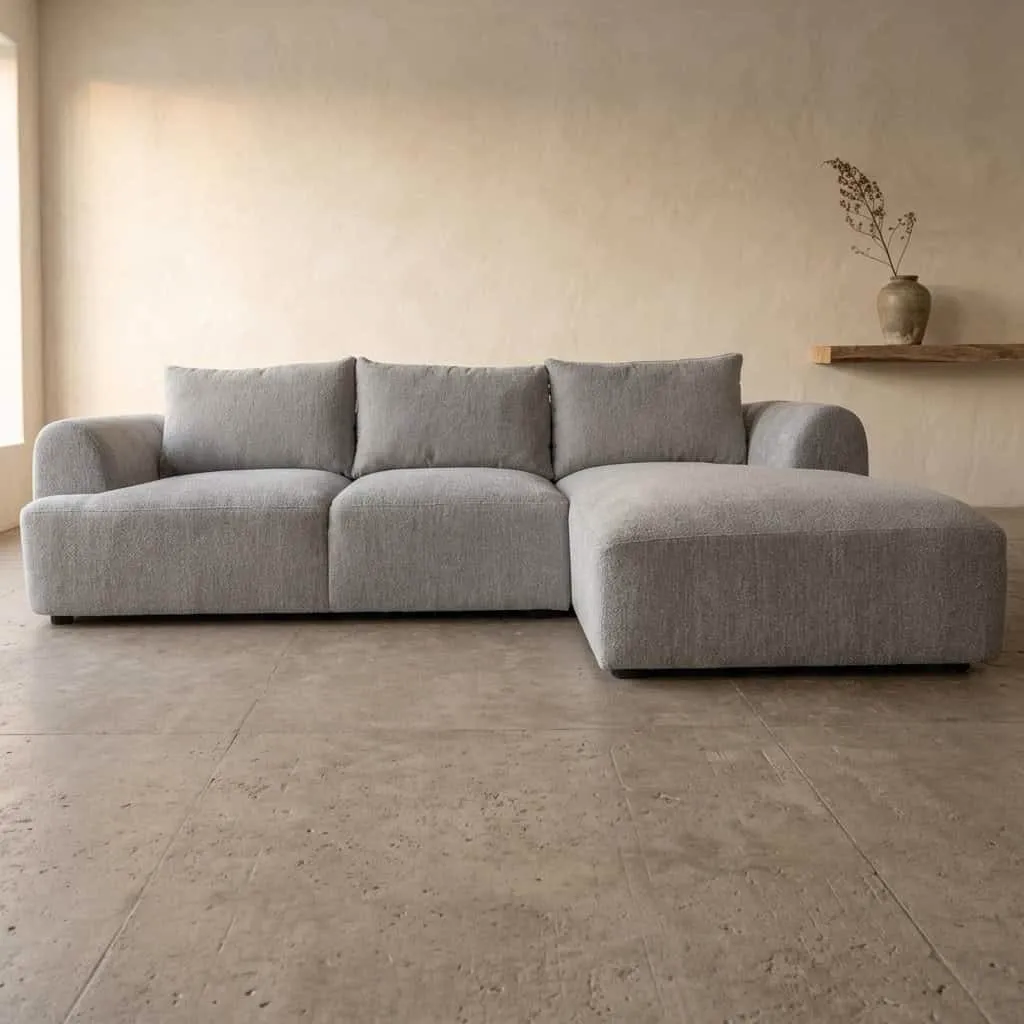 De Canterbury 2 5-AL + Chaise R - Mona 120 Taupe bank staat in een lichte studio met een taupekleurige muur en vloer - Tower Living