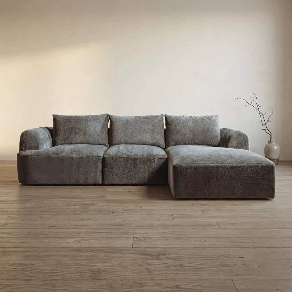 De Canterbury 2 5-AL + Chaise R - Mona 464 Cement Grey bank staat in een studio met houten vloer - Tower Living