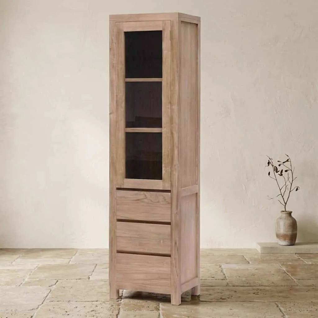 Der Corona Vitrinenschrank 50 cm steht in einem Studio mit heller Wand und Fliesenboden - Tower Living