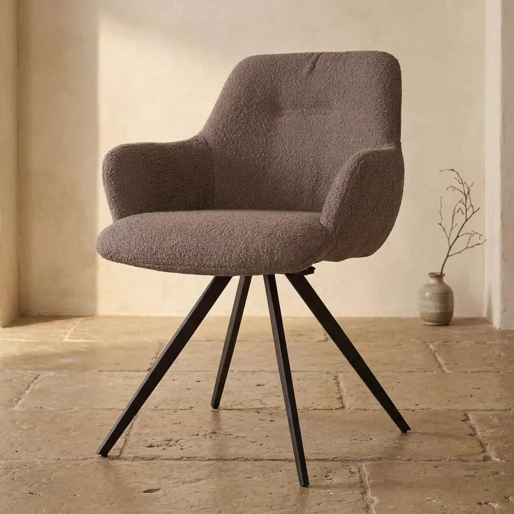Der Doreen Boucle Brown Stuhl steht in einer stimmungsvollen Umgebung auf einem Fliesenboden - Livingfurn