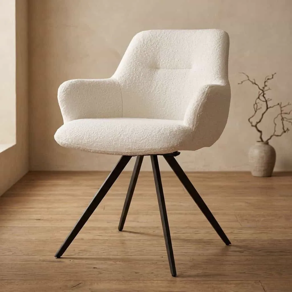 Der Stuhl Doreen Boucle Weiß in einem hellen Raum mit Holzboden und einer Vase mit Ästen - Livingfurn