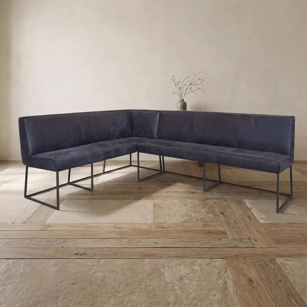 Esszimmer-Ecksofa Lara in einer Studio-Umgebung mit einer Vase mit Ästen im Hintergrund - Het Anker