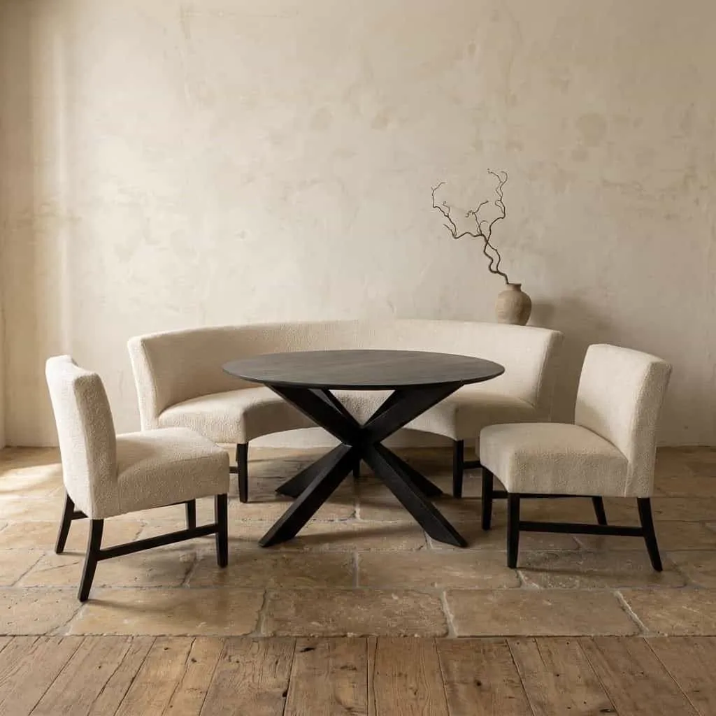 Esszimmerbank Lotus in einer Esszimmeranordnung mit einem runden Tisch und zwei Stühlen - Lenselink Furniture