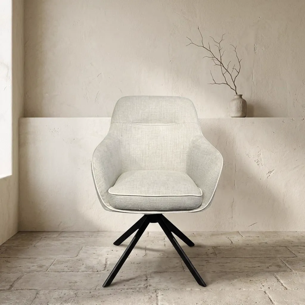 Eetkamerstoel 396 Beige in een minimalistische setting met een vaas en takken op de achtergrond - Koopmans Meubelen