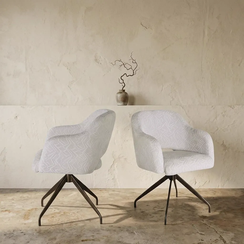 Zwei Koopmans Meubelen Essstuhl 437 Stühle mit heller Polsterung und dunklen Beinen in einer Studio-Umgebung