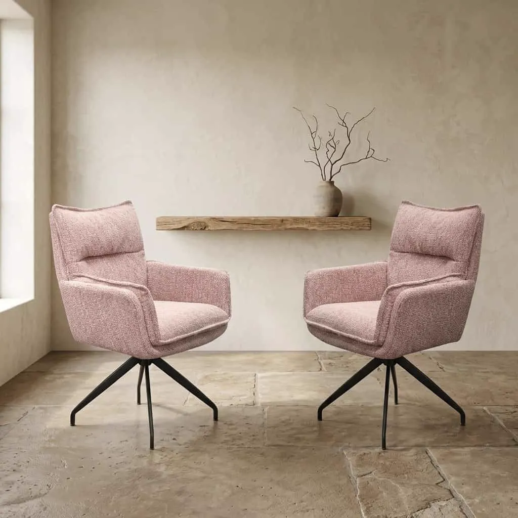 Twee roze eetkamerstoelen 490 met zwarte spinpoten staan op een tegelvloer in een lichte ruimte - Koopmans Meubelen
