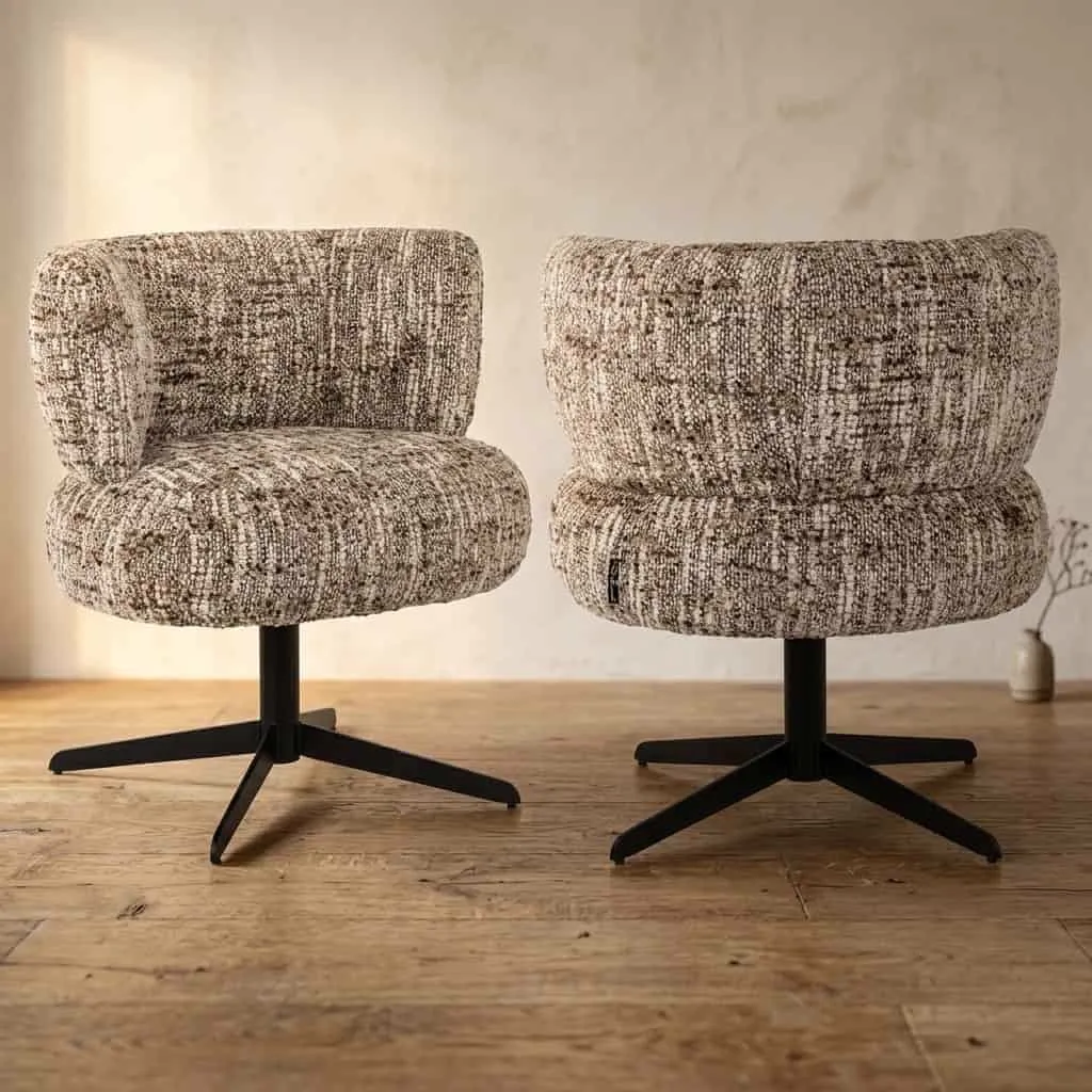 Zwei Esszimmerstühle Alexis brown omara swivel mit einem gesprenkelten braunen und beigen Textil, auf einem Holzboden stehend - Richmond Interiors