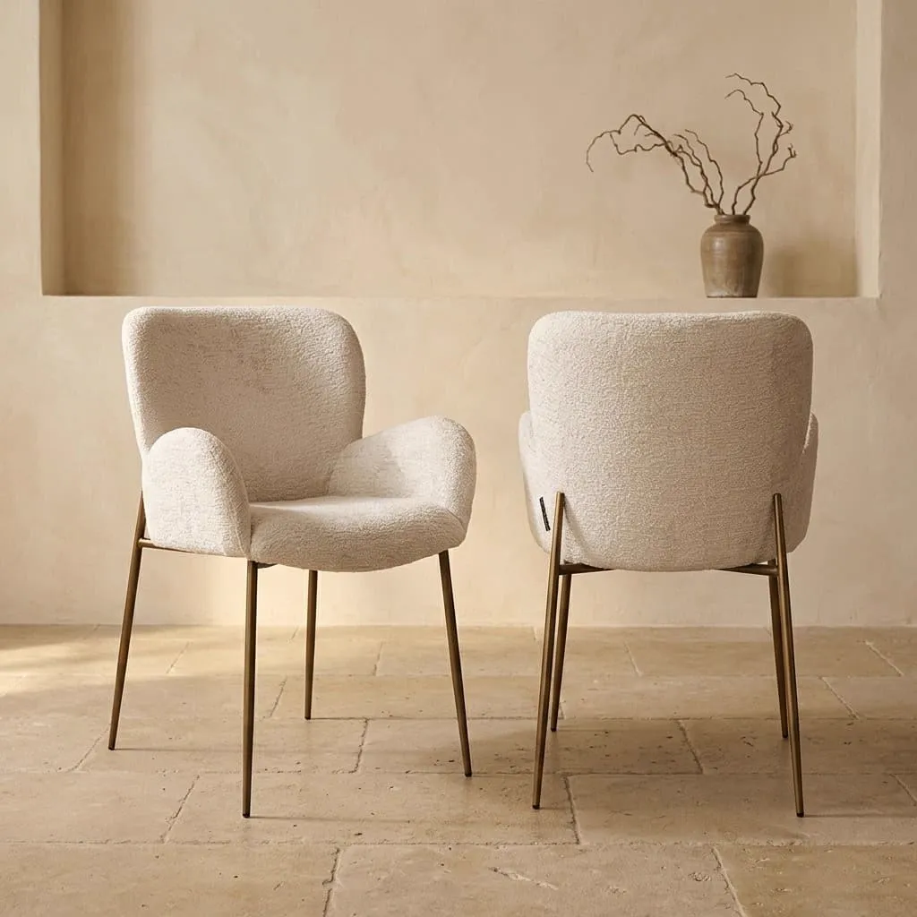 Twee eetkamerstoelen Amber cream fusion fire retardant, één van voren en één van achteren, in een lichte studio - Richmond Interiors
