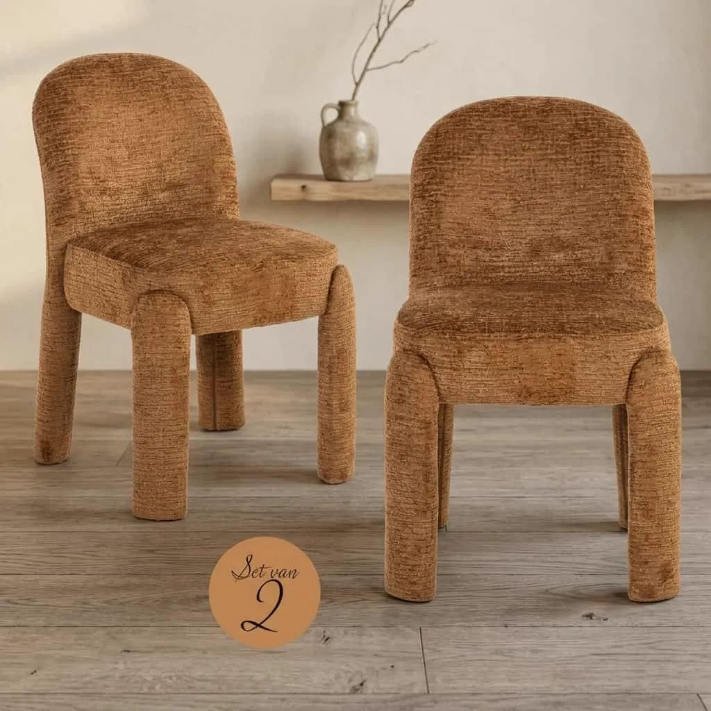 Twee eetkamerstoelen Brandi cognac fusion in een studio-opstelling, van voren en schuin gefotografeerd - Richmond Interiors