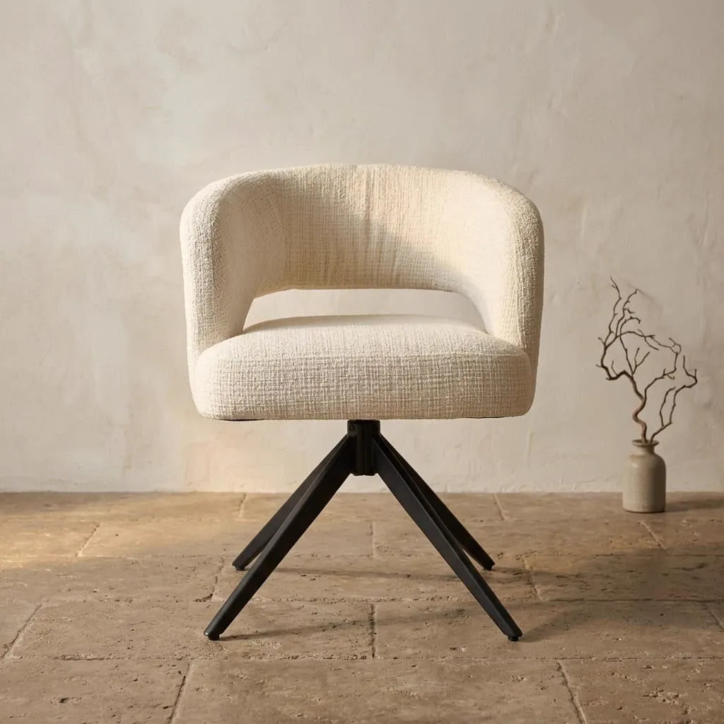 Essstuhl Demi in einem hellen Wohnzimmer mit Holzboden und rundem Esstisch - Starfurn - Off White / Schwarz