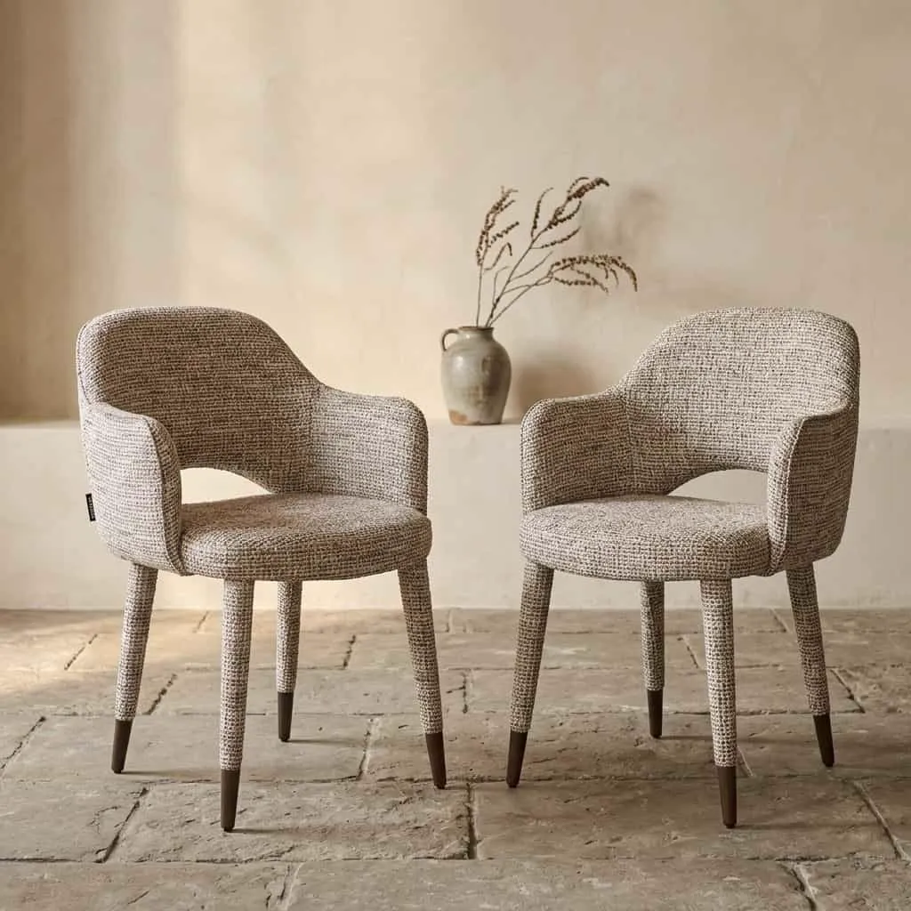 Zwei Esszimmerstühle Donnatella trendy nature in einer stimmungsvollen Umgebung mit einer Vase und Zweigen - Richmond Interiors