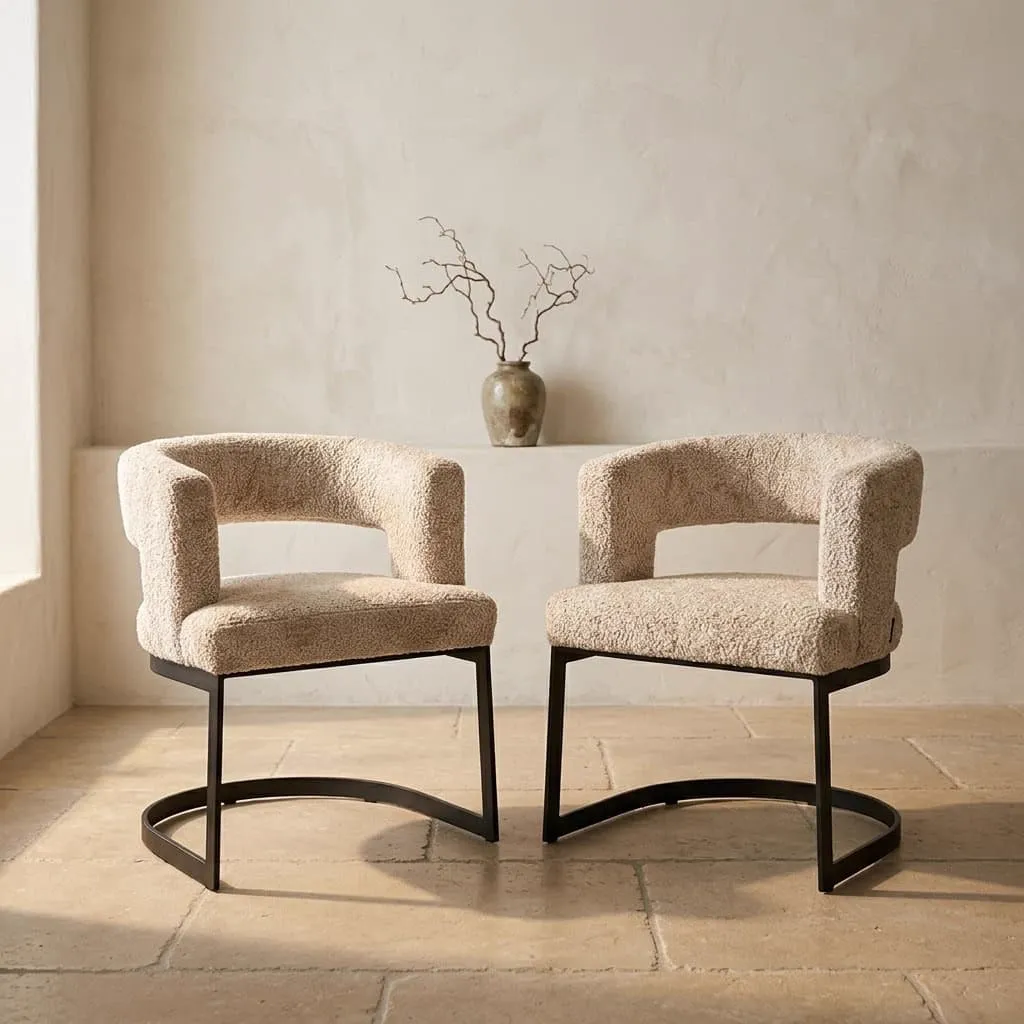 Zwei Esszimmerstühle Ellis lovely beige mit geschwungenem Untergestell in einer hellen Studio-Umgebung - Richmond Interiors