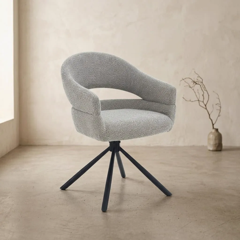 Esszimmerstuhl Linn Taupe in einer Studio-Umgebung, von vorne fotografiert mit einer Vase im Hintergrund - Livingfurn