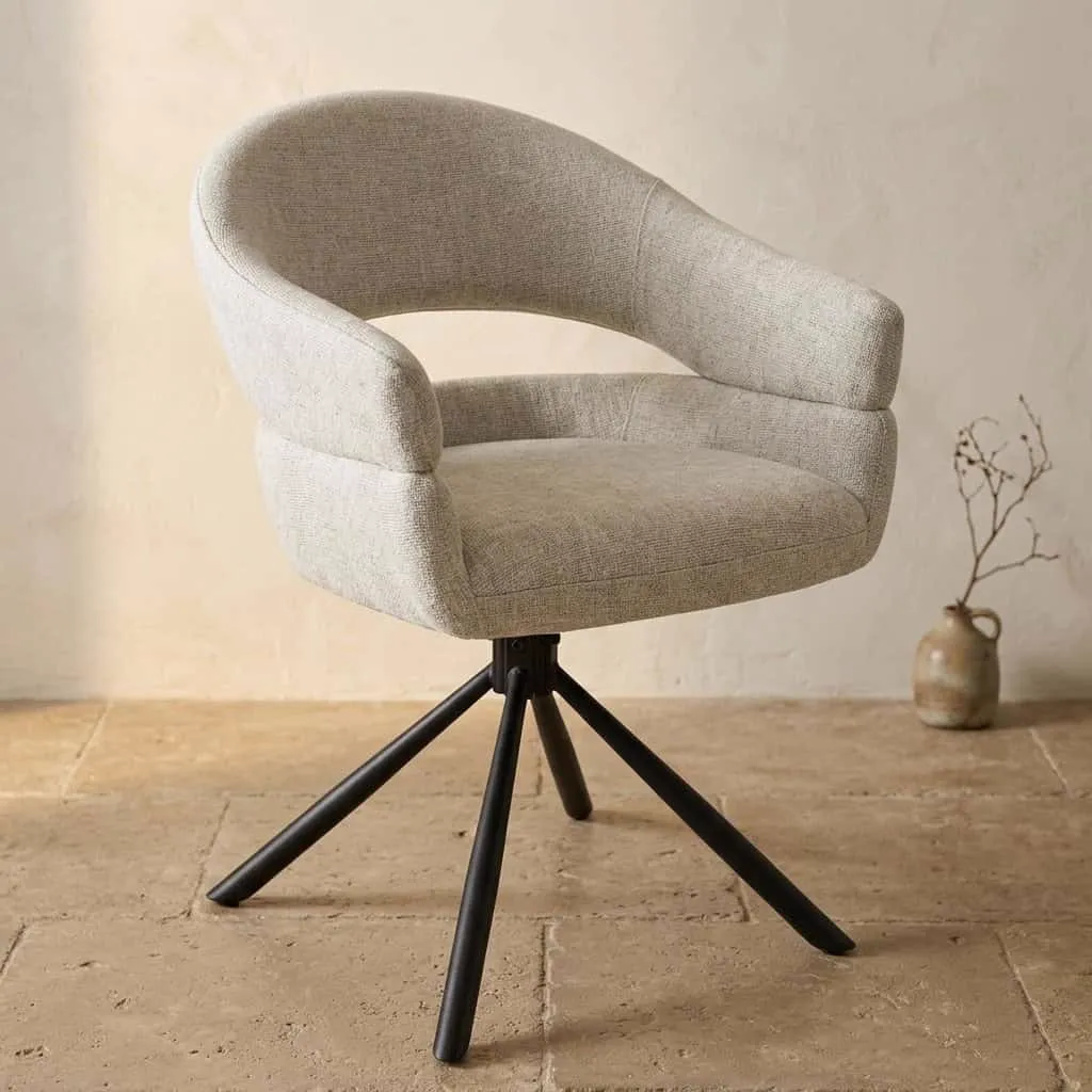 Esszimmerstuhl Linn Toffee in einer Studio-Umgebung, von vorne fotografiert mit hellem Hintergrund - Livingfurn