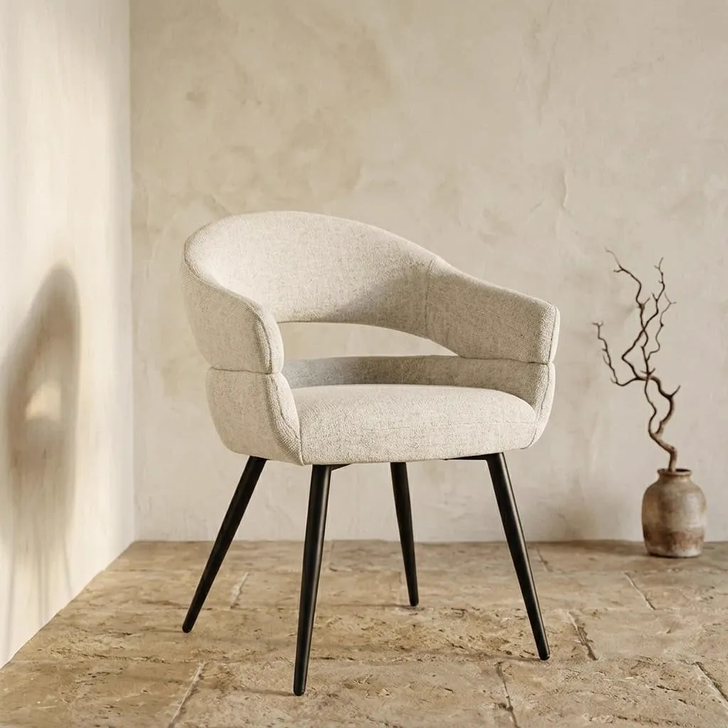 Esszimmerstuhl Megan Toffee in einem stimmungsvollen Studio-Setting mit hellen Wänden und einer Vase mit Ästen - Livingfurn