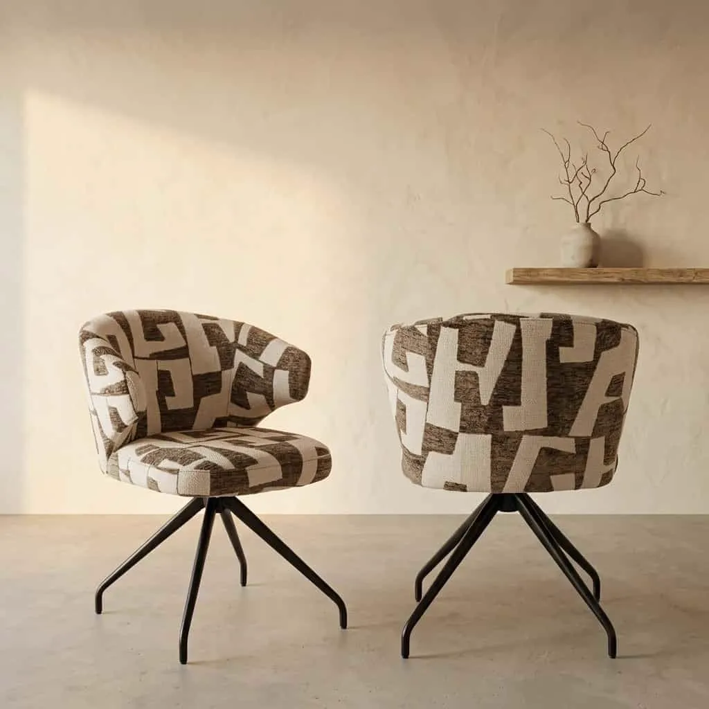 Zwei Esszimmerstühle Milly moss graffic swivel mit abstraktem Muster in einer hellen Studio-Umgebung - Richmond Interiors