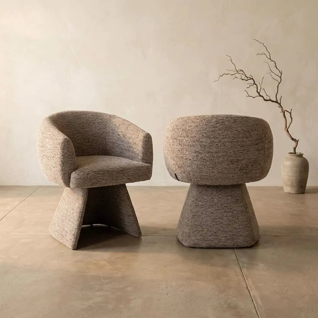 Esszimmerstuhl Quiriro Mocca Linear Swivel und ein passender Hocker in einer Studio-Umgebung - Richmond Interiors