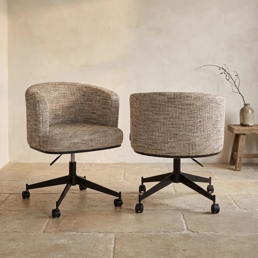 Twee eetkamerstoelen Rochenne trendy nature swivel on wheels in een lichte, landelijke setting - Richmond Interiors