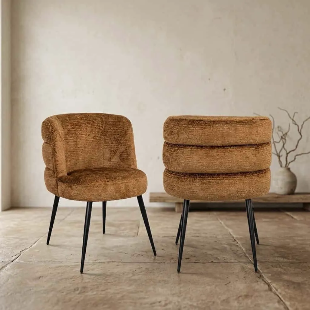 Zwei Esszimmerstuhl Stella Cognac Fusion Stühle in einem hellen Raum, einer davon von der Seite fotografiert - Richmond Interiors