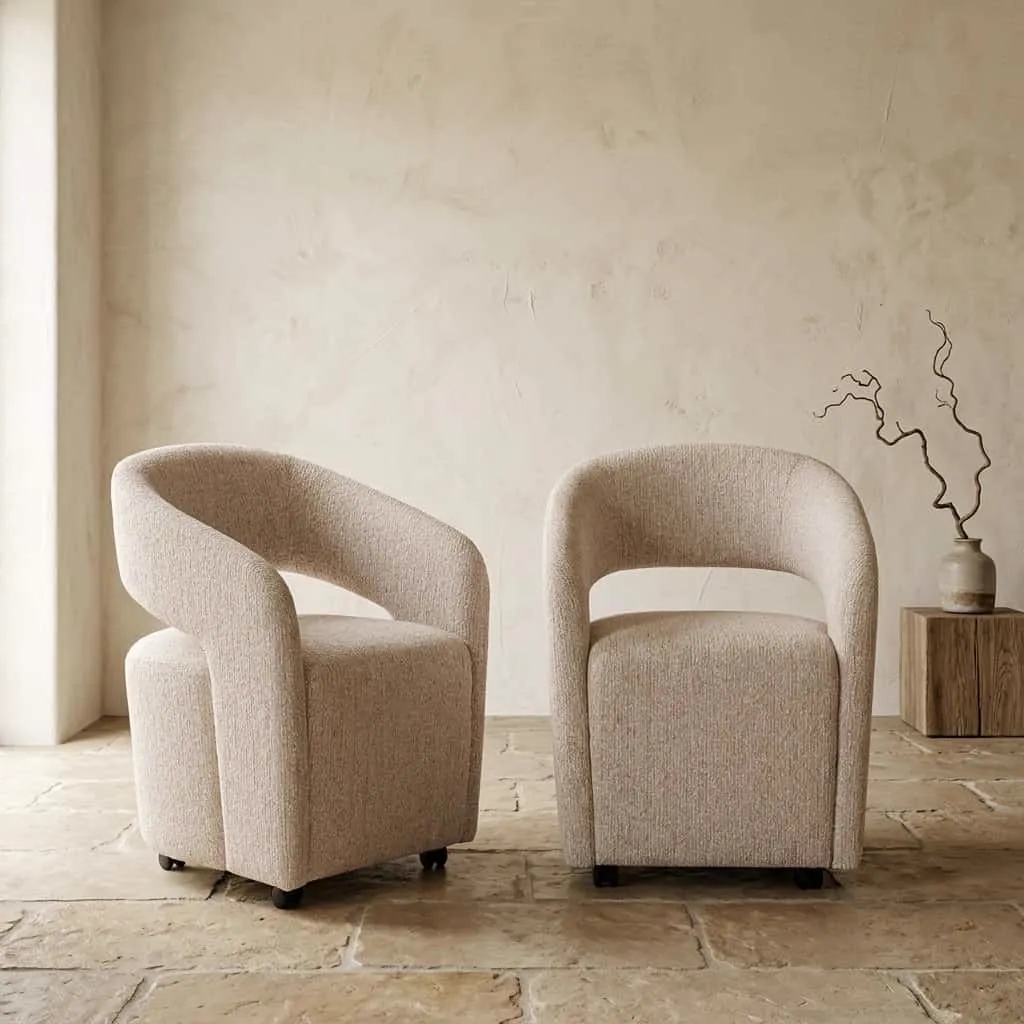 Zwei Esszimmerstühle Vixen Natural Linear in einer hellen, minimalistischen Umgebung mit einem hölzernen Beistelltisch - Richmond Interiors