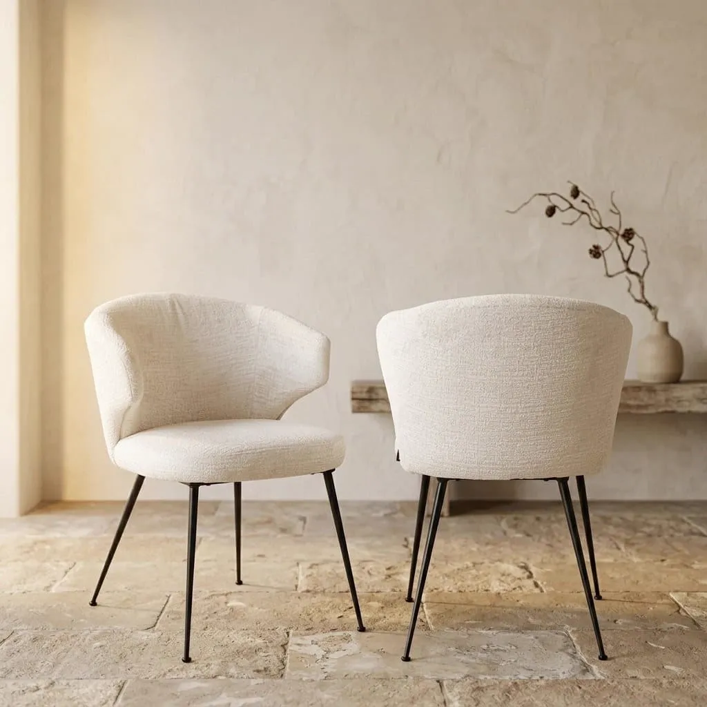 Twee eetkamerstoelen Xandra cream fusion in een lichte ruimte met een vaas en takken op een houten plank - Richmond Interiors