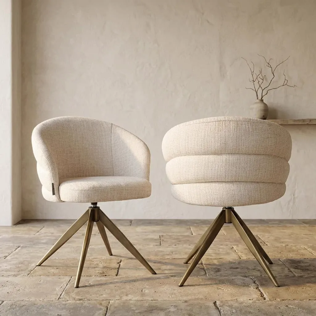 Twee eetkamerstoelen Zendaya niagara beige swivel met gouden poten in een sfeervolle setting - Richmond Interiors