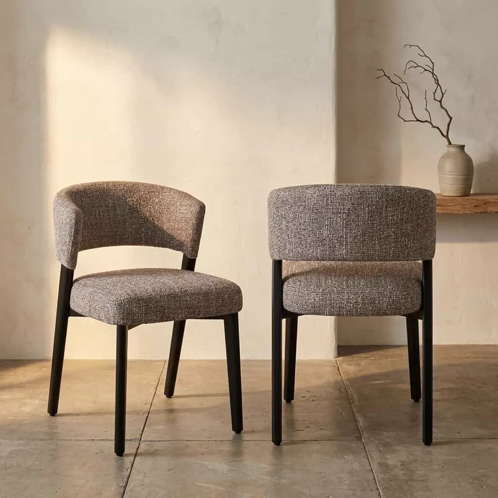 Twee eetkamerstoelen Zeno earth tweed met donkere poten in een sfeervolle studio-opstelling - Richmond Interiors