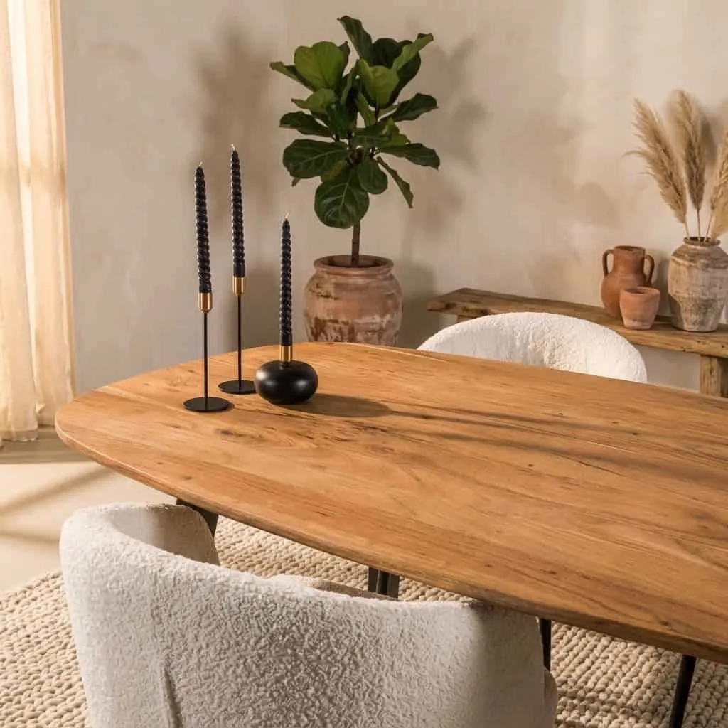 Esstisch Arhus solid in einem stimmungsvollen Wohnzimmer mit Stühlen und Dekoration - Mokana Furniture