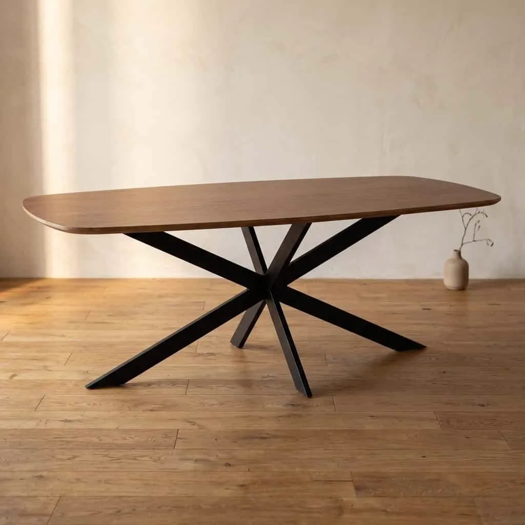 Esstisch Elegance 200 cm Dänisch oval in einer Studio-Umgebung mit Holzboden und heller Wand - Starfurn