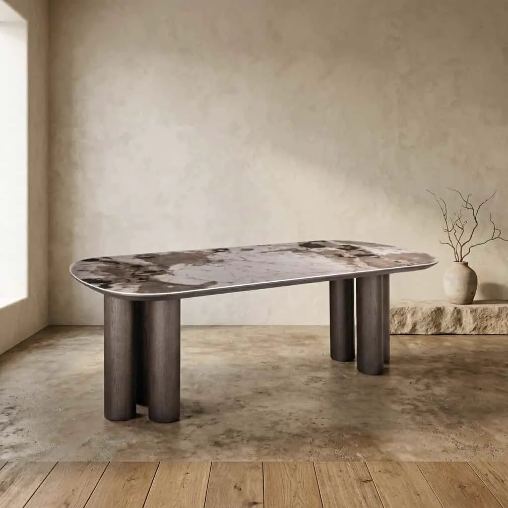 Der Esstisch Langford braun 230 steht in einem minimalistischen Studio mit heller Wand und Holzboden - Richmond Interiors