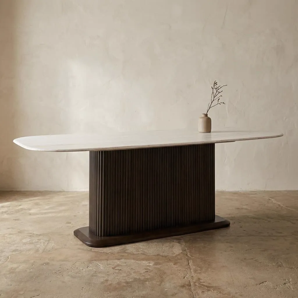 Esstisch Mayfield braun 230 in einem Studio, mit einer Vase mit Zweigen auf der Tischplatte - Richmond Interiors