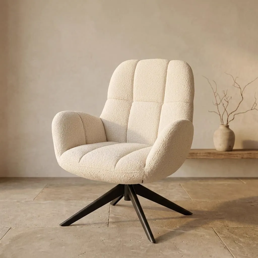 Der Elvis drehbar Sessel 360 - Monet - Pearl 0855 steht in einem Wohnzimmer mit heller Wand und einem Holzregal - MySons