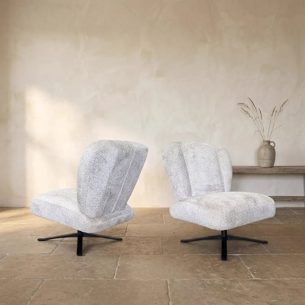 Zwei Sessel 615 Stühle in einem Studio mit hellen Wänden und einer Holzbank mit Vase - Koopmans Meubelen