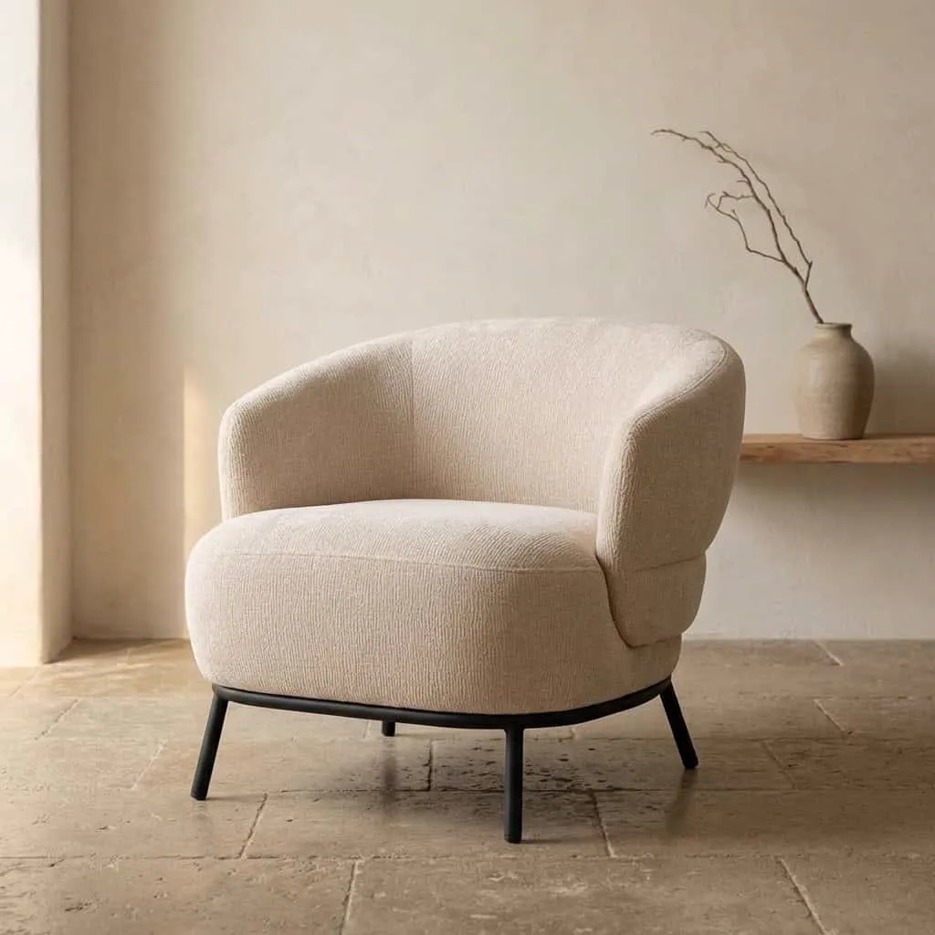 Sessel David Taupe Safari in einem hellen Wohnzimmer mit einer Vase auf einem Holzregal - Eleonora