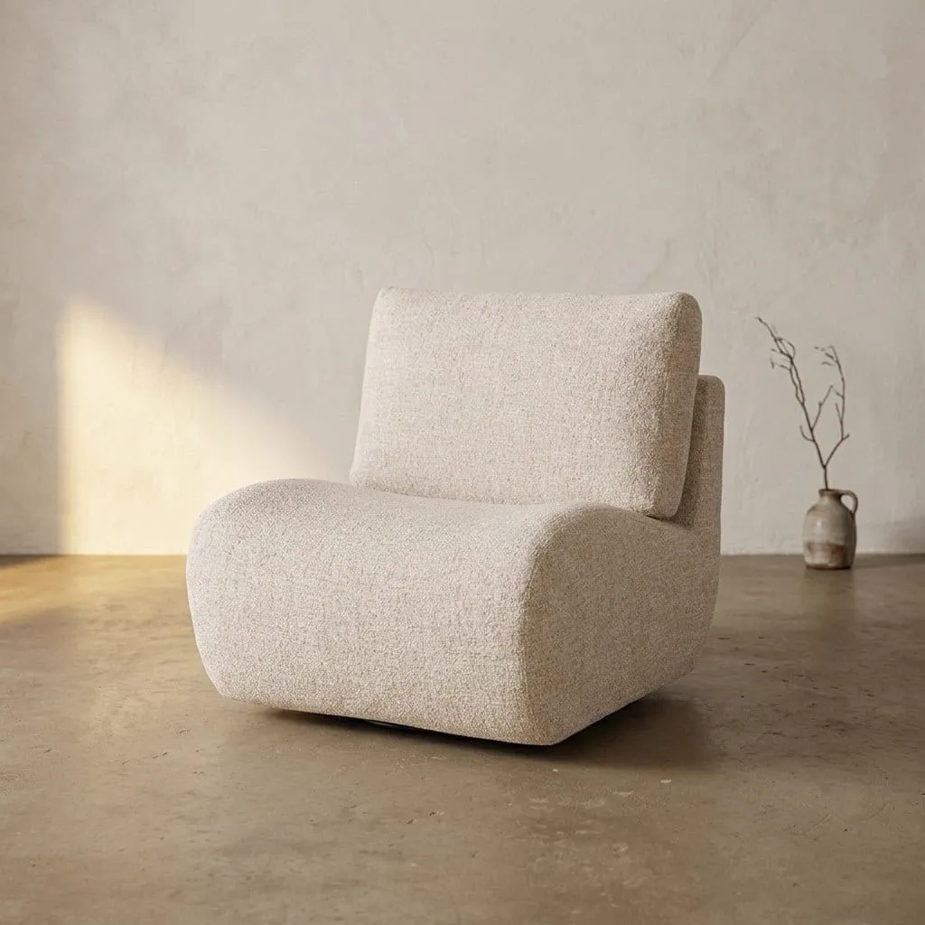 Sessel Lucia Beige Donna in einem Studio mit heller Wand und Betonboden, schräg von vorne fotografiert - Eleonora