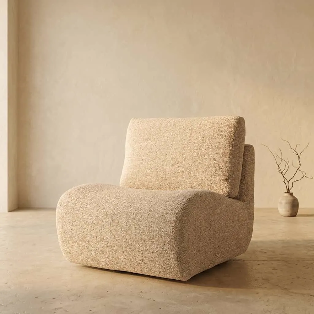 Sessel Lucia Taupe Donna in einem minimalistischen Studio mit beigen Wänden und einer Vase mit Ästen - Eleonora