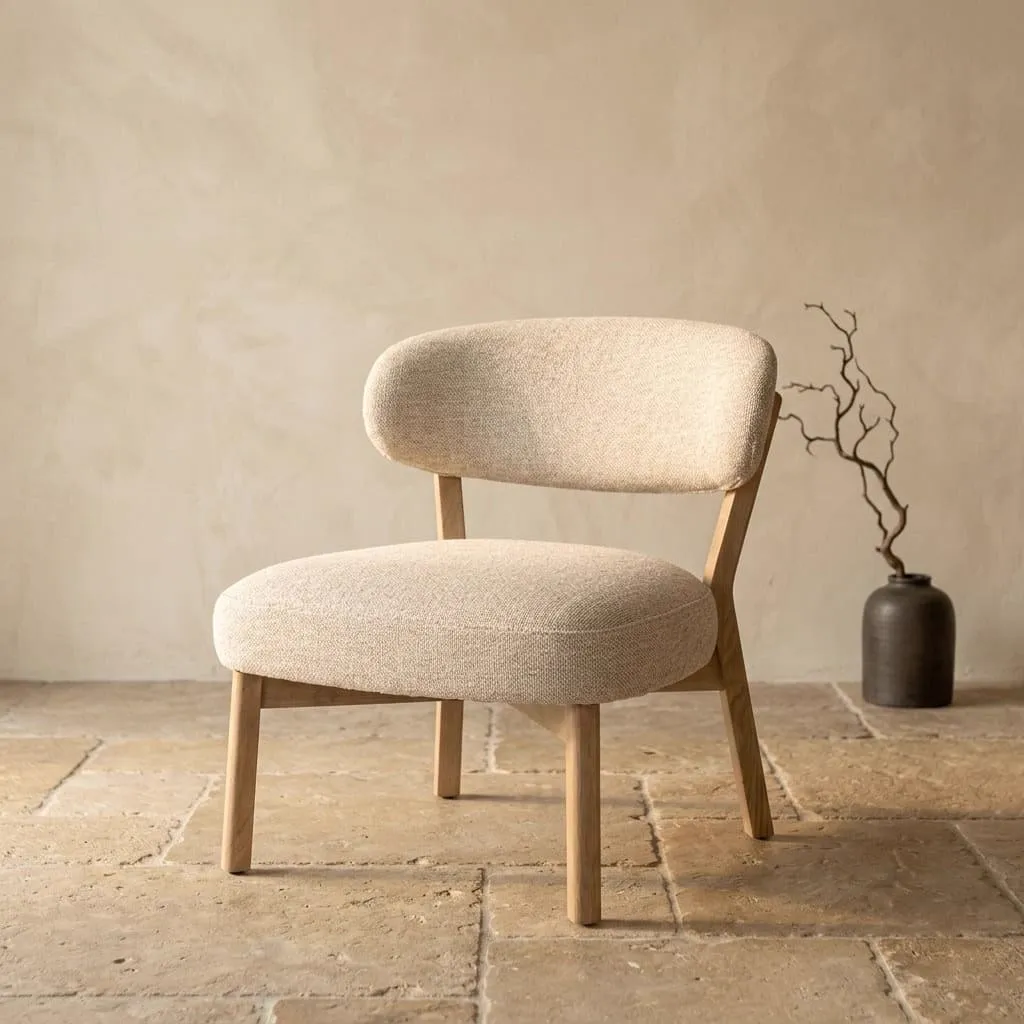 Sessel Mikky Natur - Beige Moon in einer Studio-Umgebung mit beiger Wand und Steinboden - Eleonora
