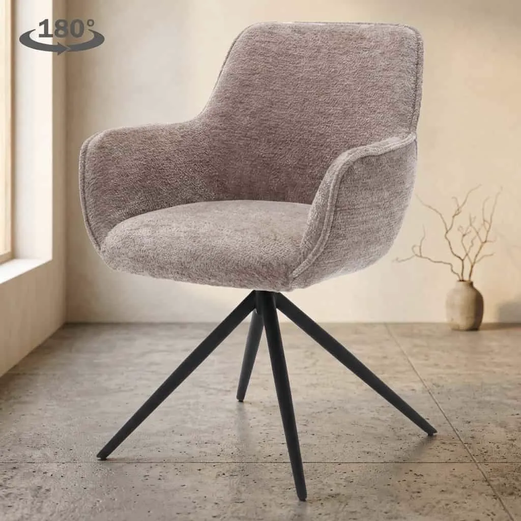Fondo Armstuhl aus Stoff Mona 120 Taupe, drehbar, mit schwarzen Beinen in einem hellen Wohnzimmer - Tower Living